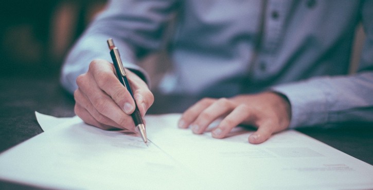 L'assurance-vie est-elle "hors successession" ? Peut-on la réintéger à la succession?