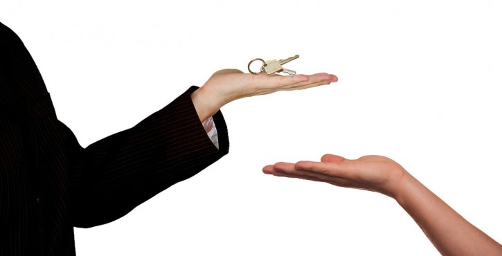 Agent immobilier et mandat de vente : le guide juridique pour les propriétaires 