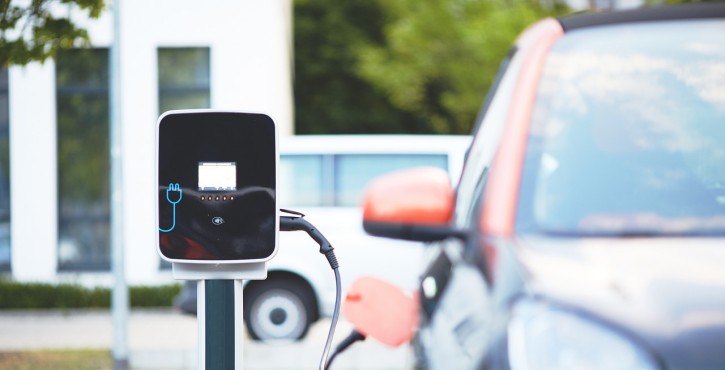 Un contrat ayant pour objet de développer un réseau d'infrastructures de recharge pour véhicules électriques sur le domaine public n'est pas une concession