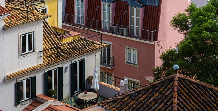 INTÉRÊT À AGIR CONTRE UN PERMIS DE CONSTRUIRE : LE CAS PARTICULIER DU VOISIN IMMÉDIAT