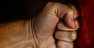 Frapper un collègue : est-ce une faute grave ?
