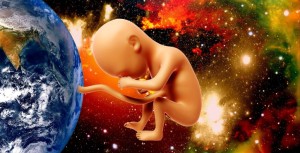 La mort provoquée violemment et illégalement du foetus et le droit pénal