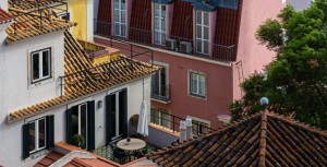 INTÉRÊT À AGIR CONTRE UN PERMIS DE CONSTRUIRE : LE CAS PARTICULIER DU VOISIN IMMÉDIAT