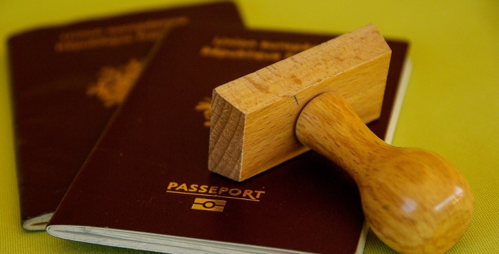 Faut-il détenir un passeport pour faire une demande de titre de séjour ?