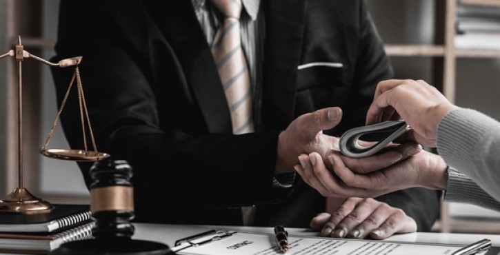 Avocat et Corruption : Et si nous enlevions d’abord la poutre dans notre œil !