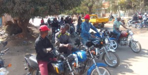 La présence des motards aux coins des rues de nos quartiers résidentiels : Une insécurité de plus ?  